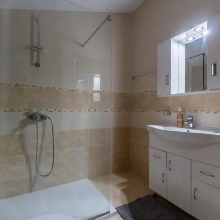 アパート Sg Corfu, A Kompítsion